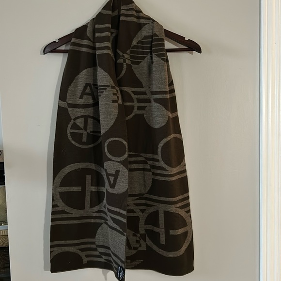 Armani lambs Wool scarf in excellent condition - Picture 1 of 7